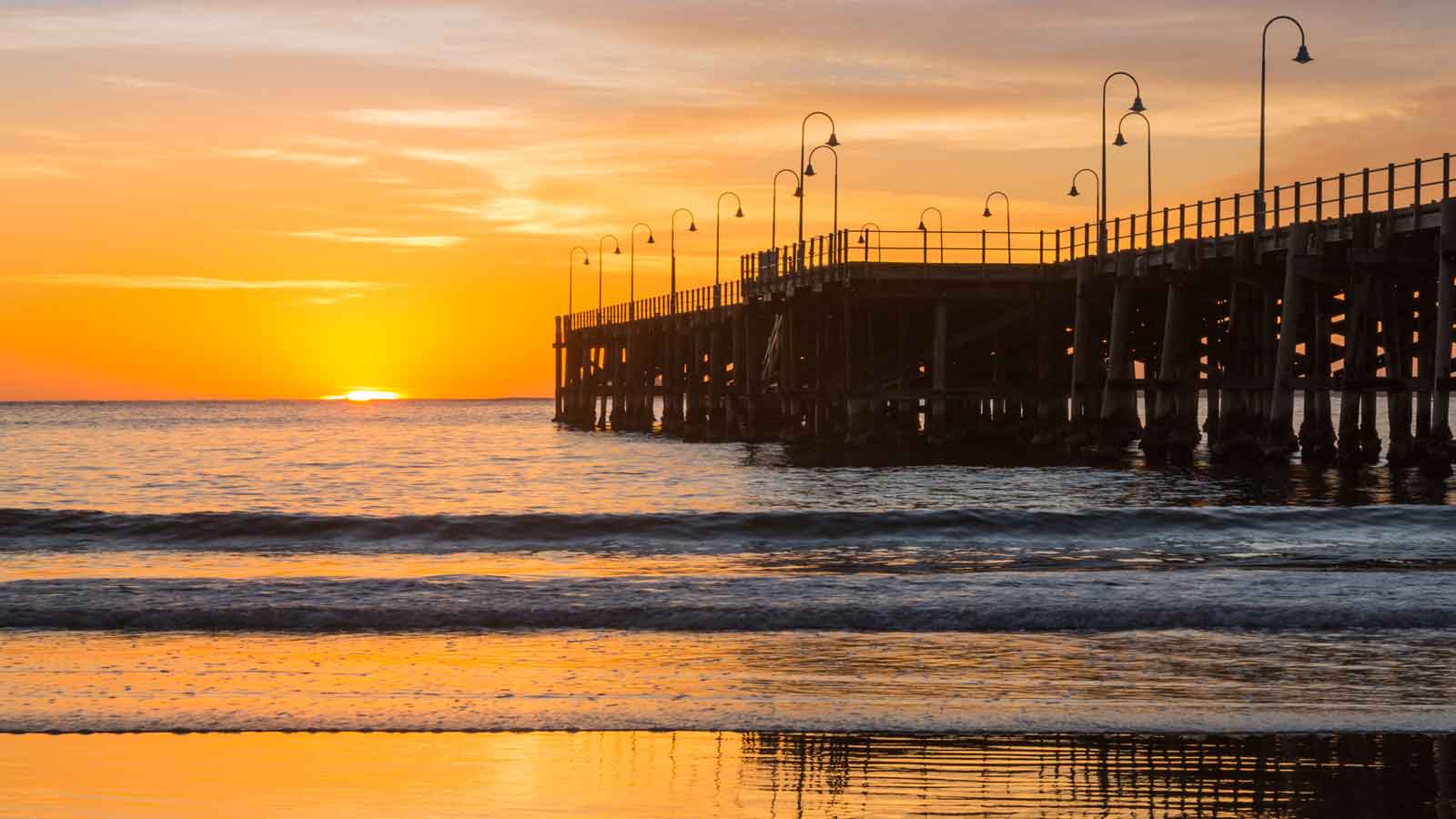 https://www.smugglers.com.au/wp-content/themes/smugglers/images/backgrounds/coffs-jetty-sun-rise-smugglers-on-the-beach.jpg