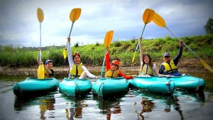 Family enjoying a day canoeing on Bellingen river